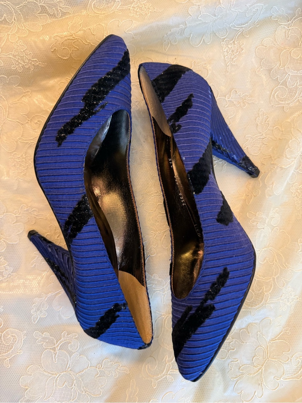 CARRANO 7 Royal Blue Pointed-Toe Heels with Black Accent 1990s
